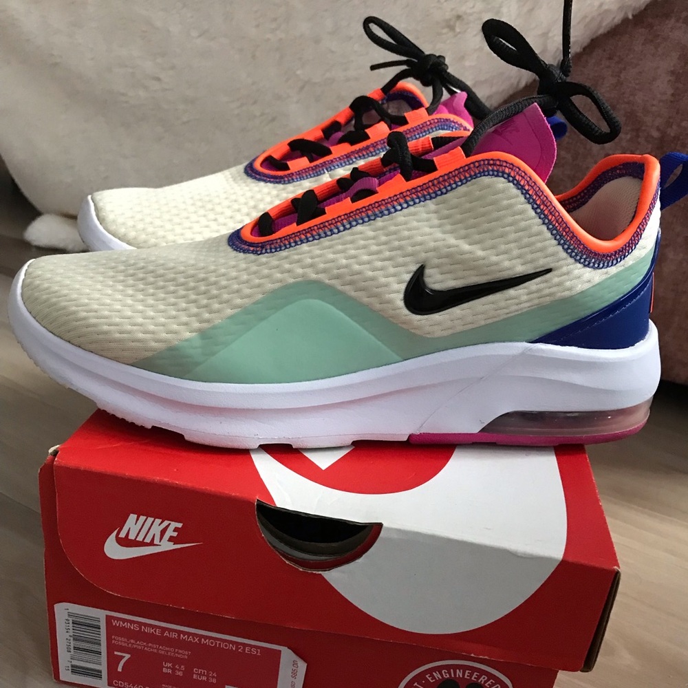 Nike Women’s Air Max Motion 2